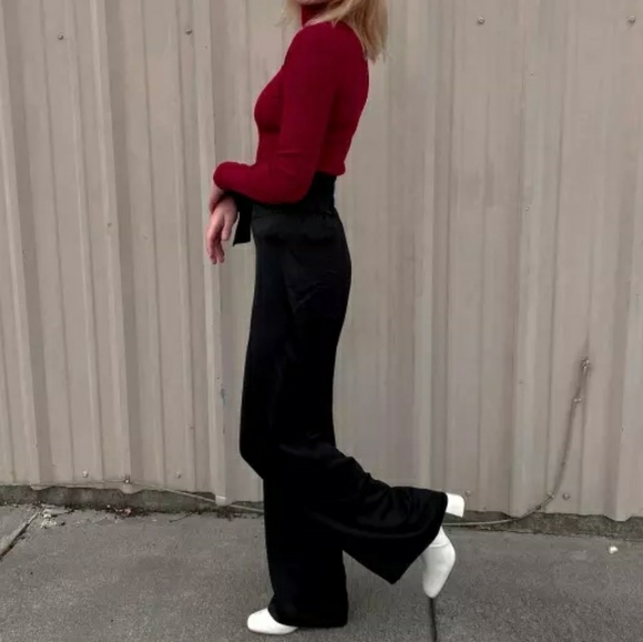 Express Fitted Ribbed Turtleneck in Maroon - Picture 4 of 4